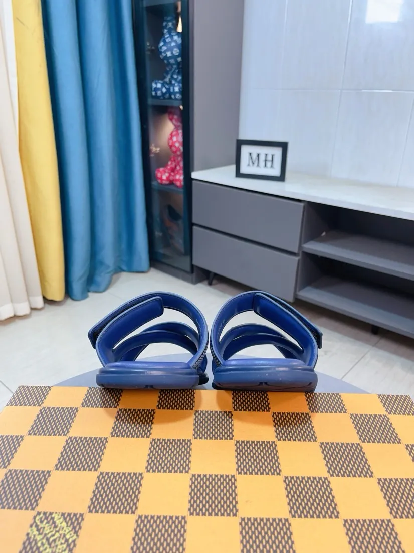 Men's shoes 💰380🌹🌹 (lv-Louis Vuitton) New men's slippers, high-end boutique, exquisite embossed logo decoration on the upper, fine workmanship, super soft soles, casual, loose and comfortable, a must-have in summer! \nsize：38-44